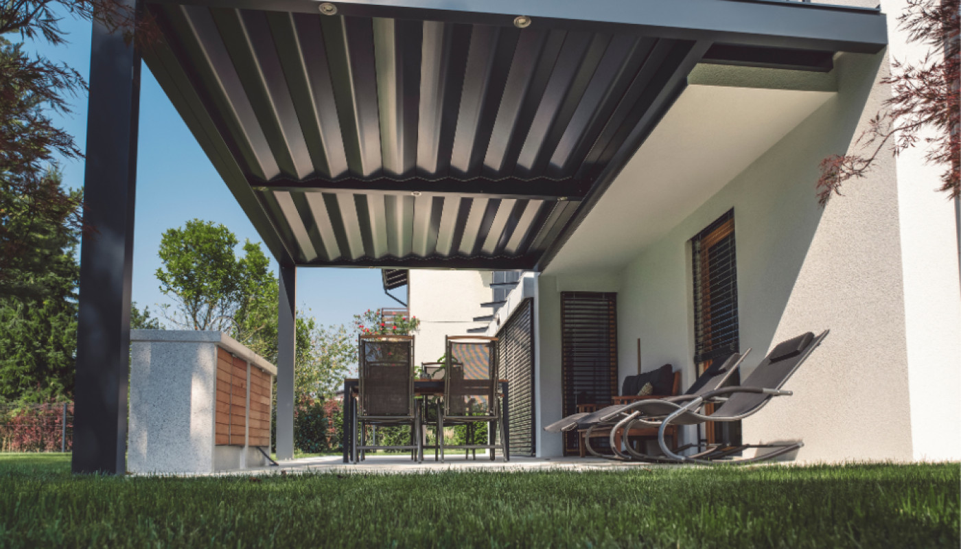 Pour profiter de l’extérieur cet hiver, les habitants de Narbonne optent pour la pergola bioclimatique !